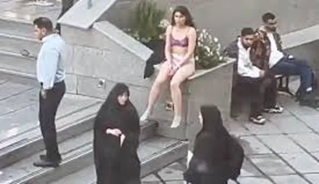 Binnenkort: Bikini babes in Teheran