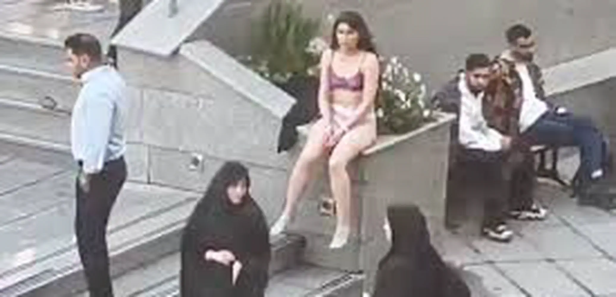 Binnenkort: Bikini babes in Teheran