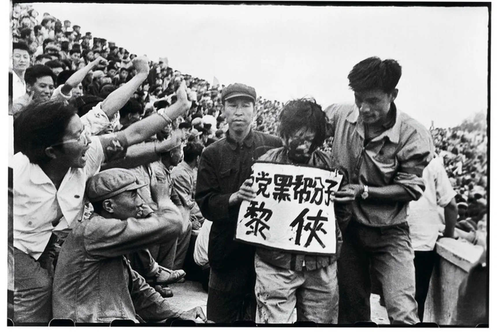 Een lokale secretaris van de communistische partij wordt veroordeeld door het publiek in een strijdsessie, Harbin, 29 augustus 1966.