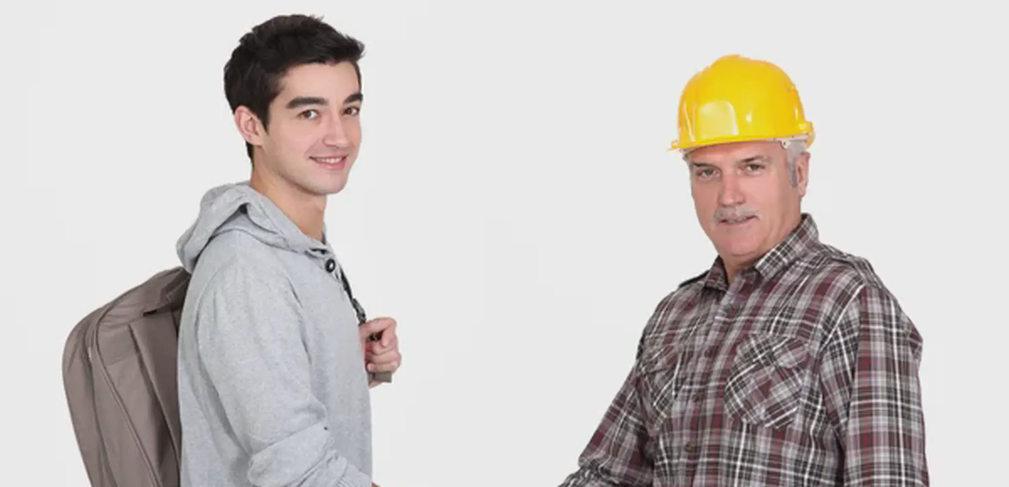 Jan-Joeri (links, tevens in politiek opzicht) draagt een vest van Balenciaga (800€) en een arbeidersrugzak van de Zeeman (12€).