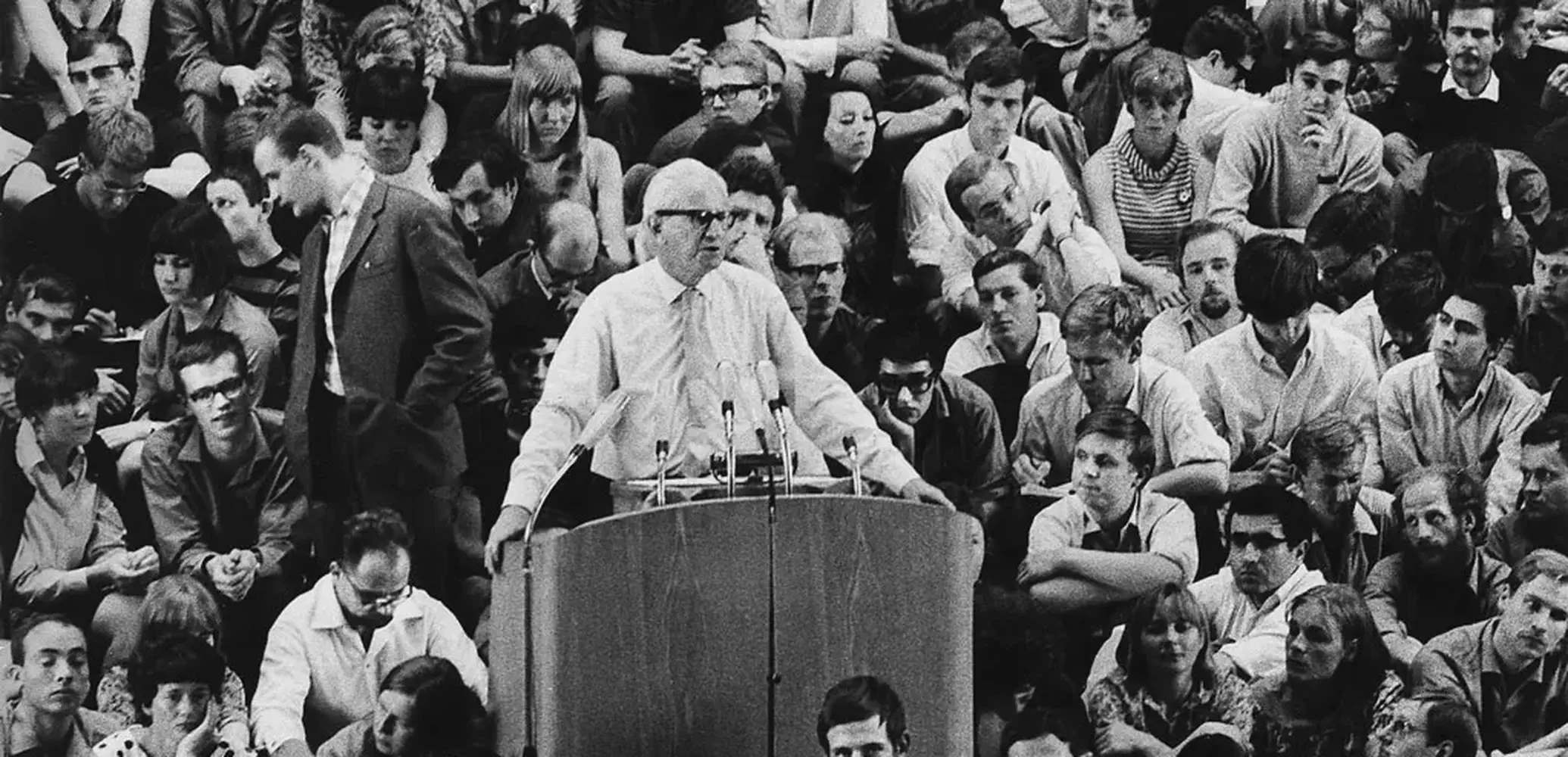 Marcuse geeft een lezing aan studenten, Berlijn, 1967.