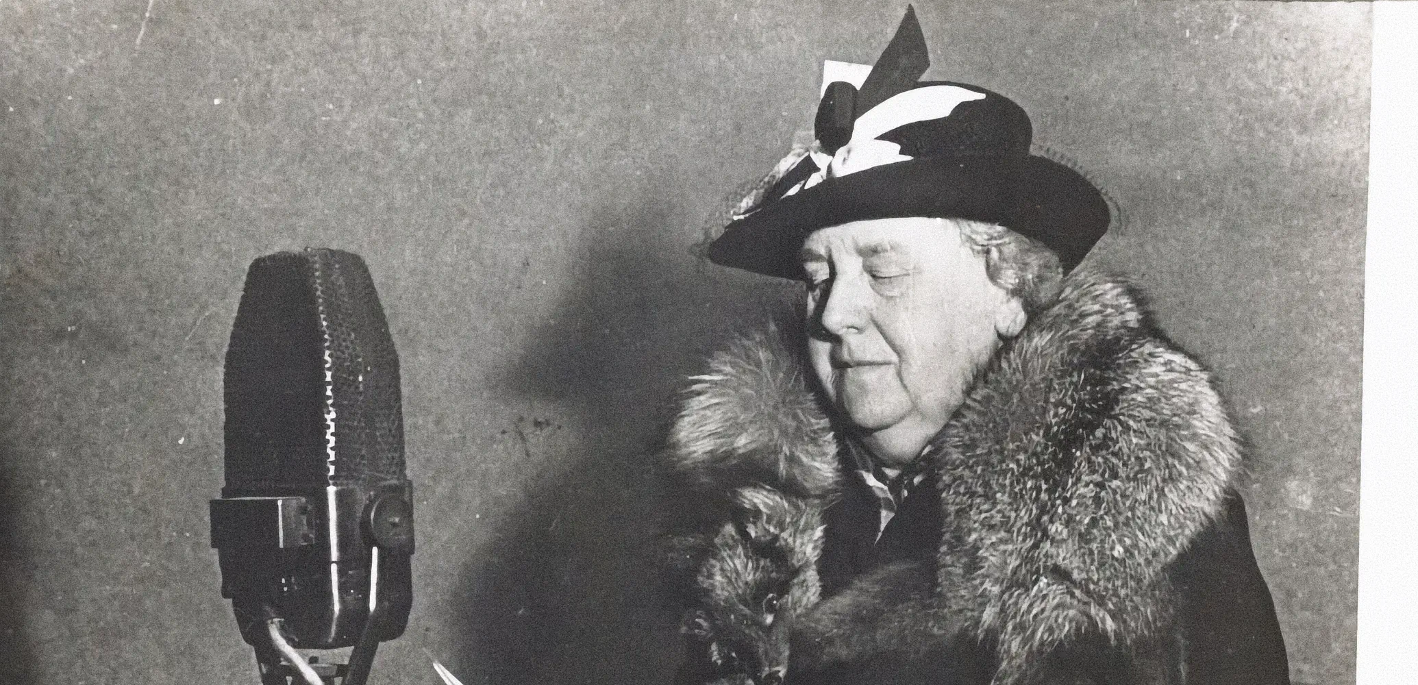 Koningin Wilhelmina medio 1941 in Londen tijdens een radiotoespraak tot het bezette Nederland.