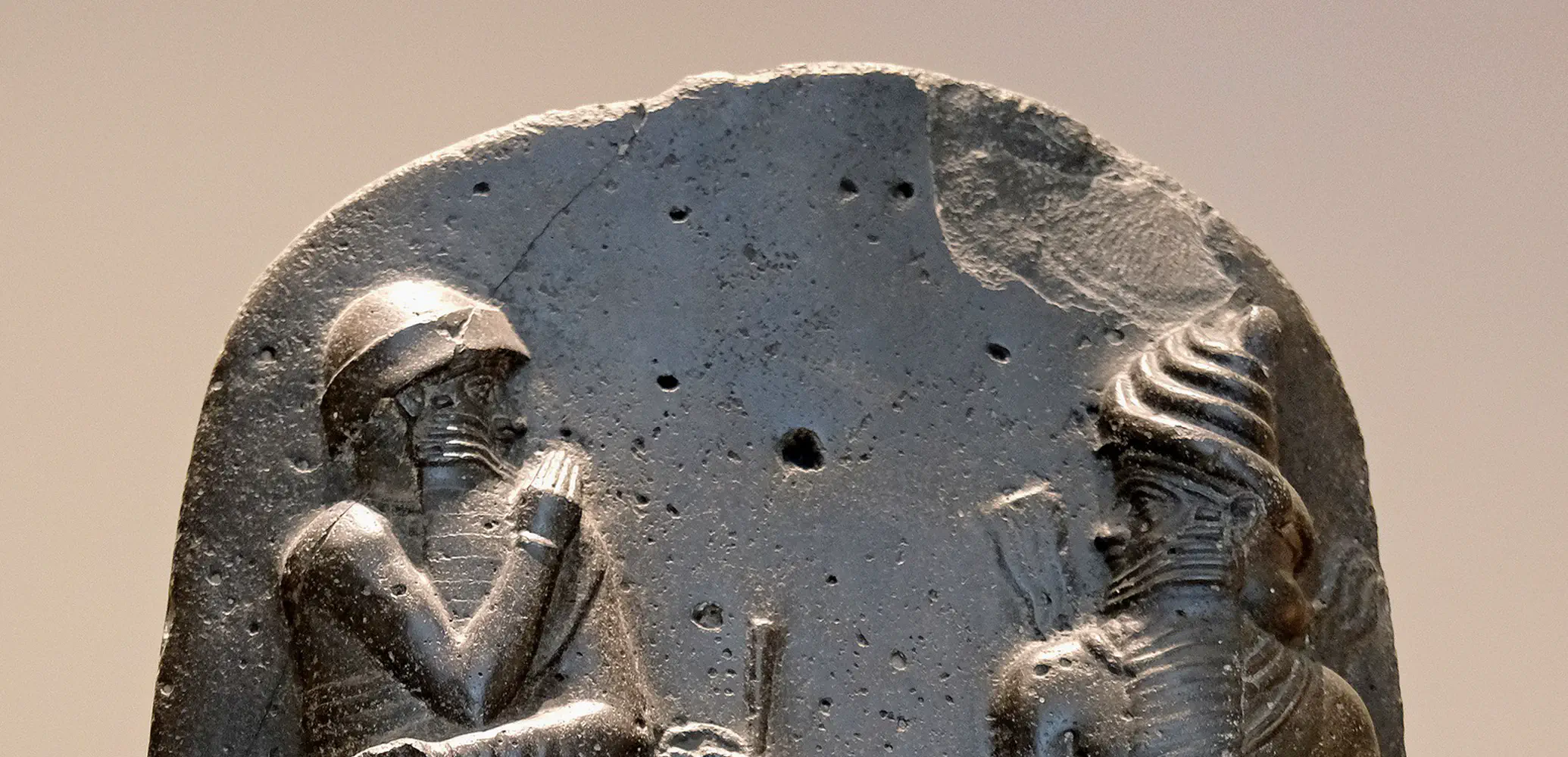 Dit is de top van de zuil waarop de Babylonische koning Hammoerabi omstreeks 1755 zijn complete wetgeving liet graveren. Te zien is hoe de koning (rechts, zittend) de wet ontvangt van de zonnegod Sjamasj (links, staand).